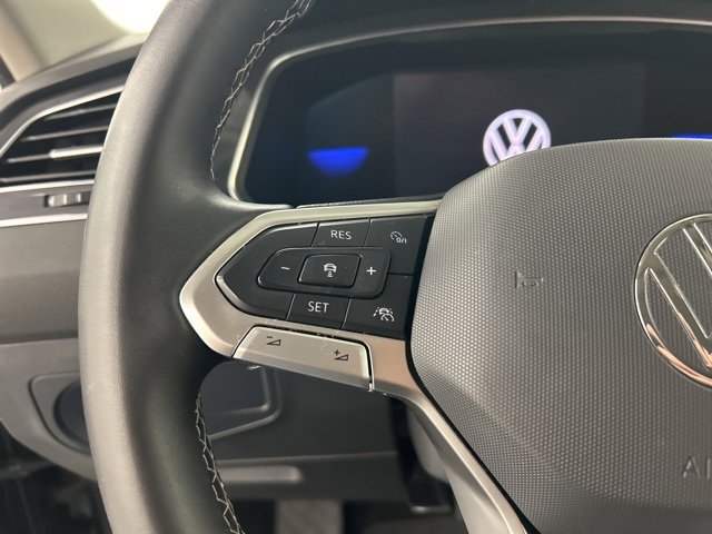 Used 2022 Volkswagen Tiguan SE w/ Panoramic Sunroof Package image 12