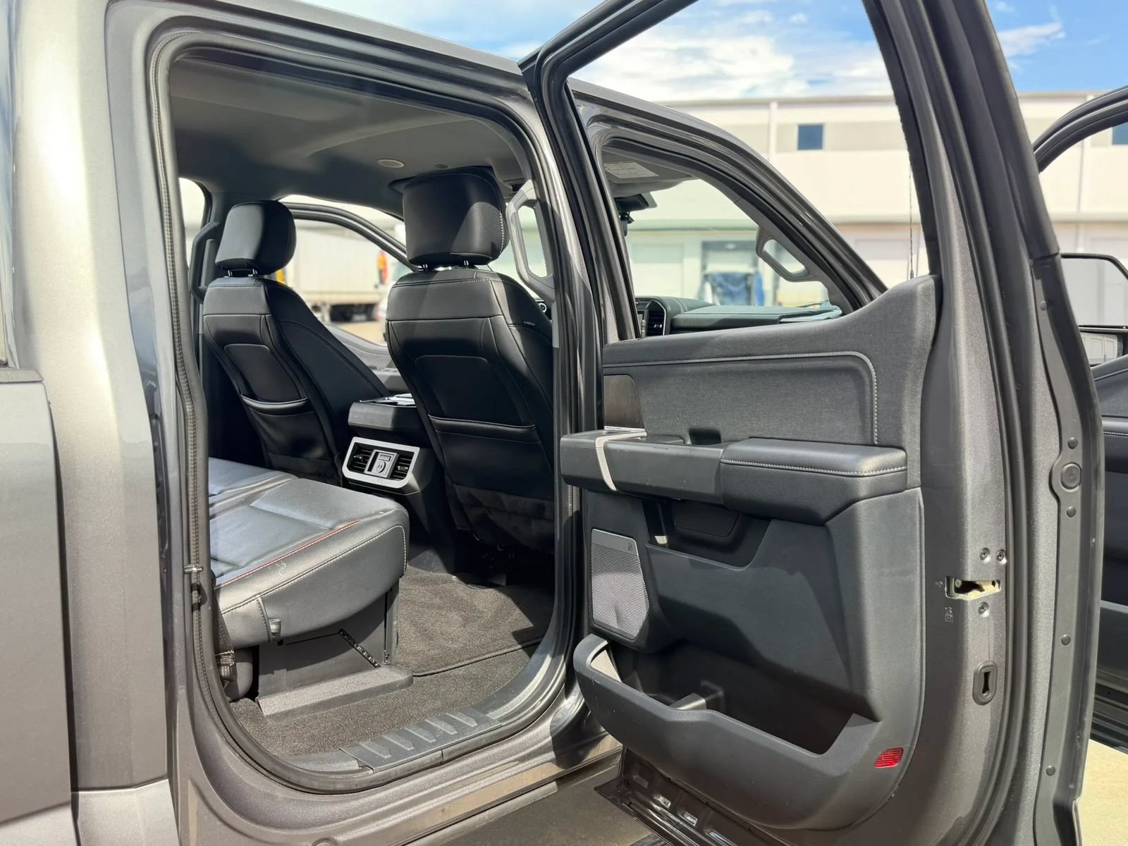 Used 2023 Ford F350 Lariat w/ Lariat Ultimate Package AWD/4WD image 24