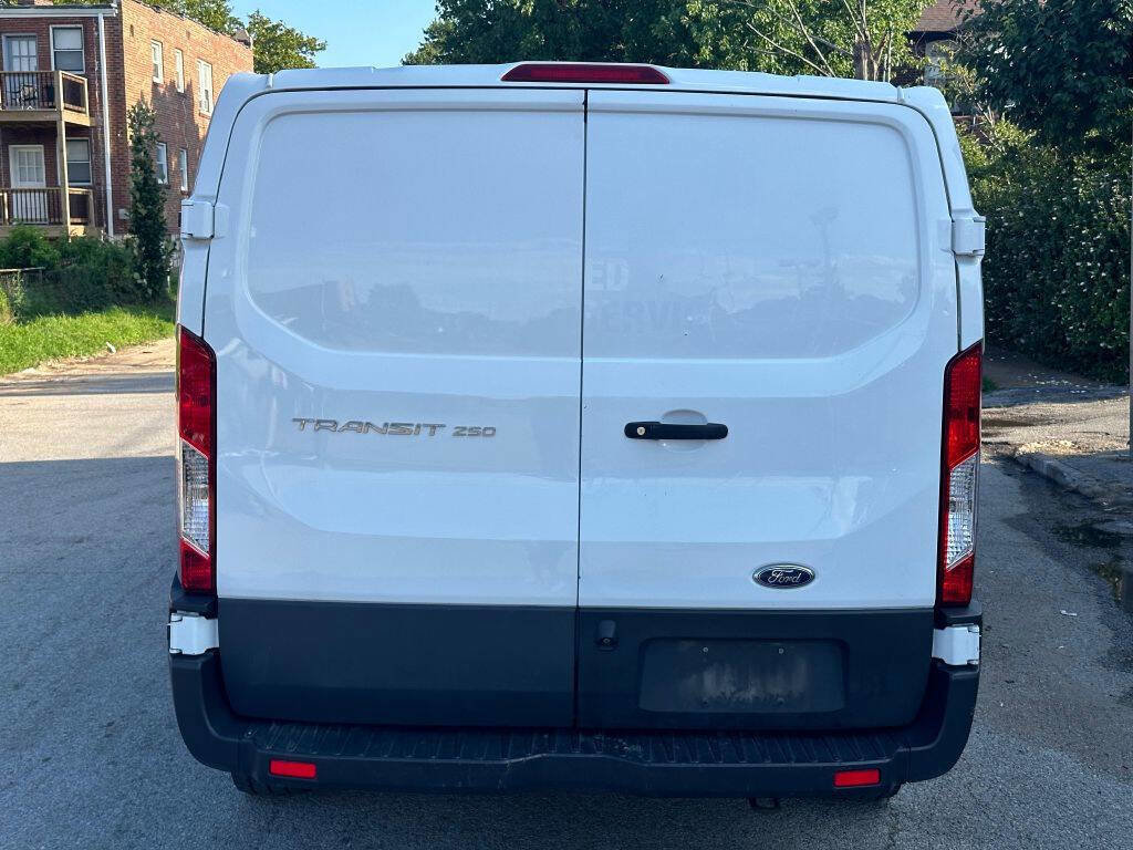 Used 2019 Ford Transit 250 250 3dr SWB Low Roof Cargo Van image 8