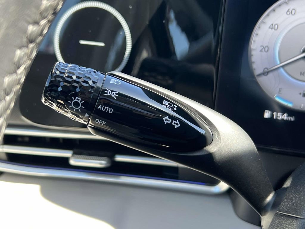 Certified 2023 Hyundai Elantra Limited FWD image 25