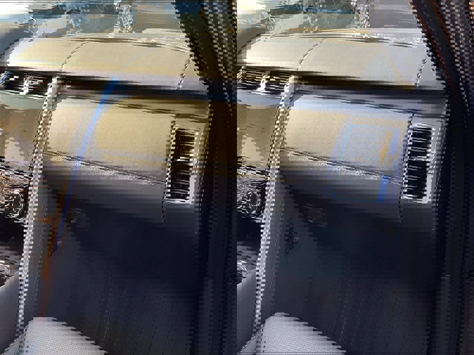 New 2025 Land Rover Discovery Metropolitan Edition image 28