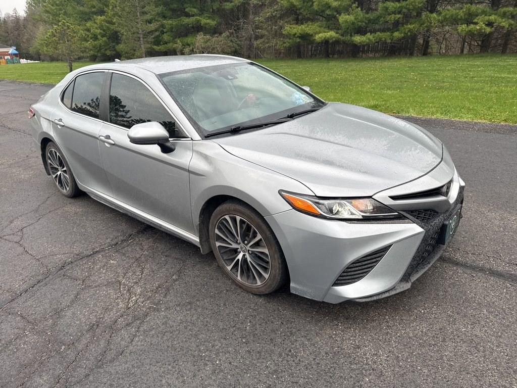 Used 2020 Toyota Camry SE image 1