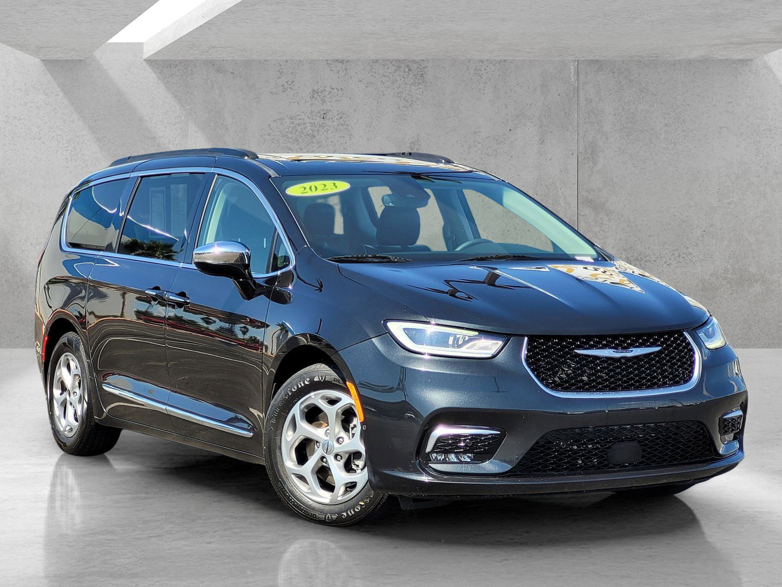 Used 2023 Chrysler Pacifica Limited image 1