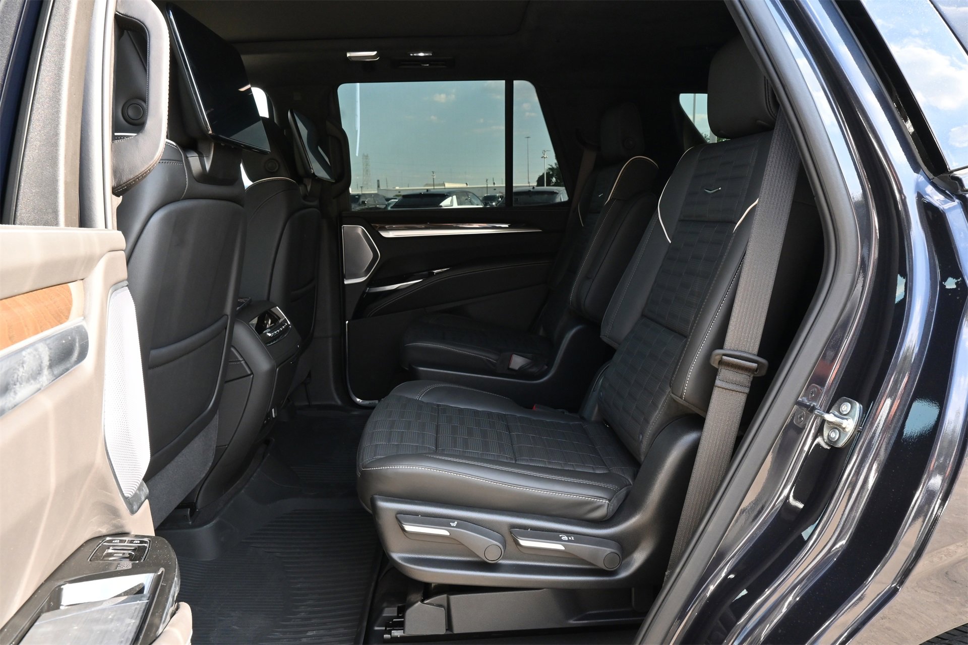 New 2025 Cadillac Escalade Sport Platinum w/ LPO, ONYX Package image 19