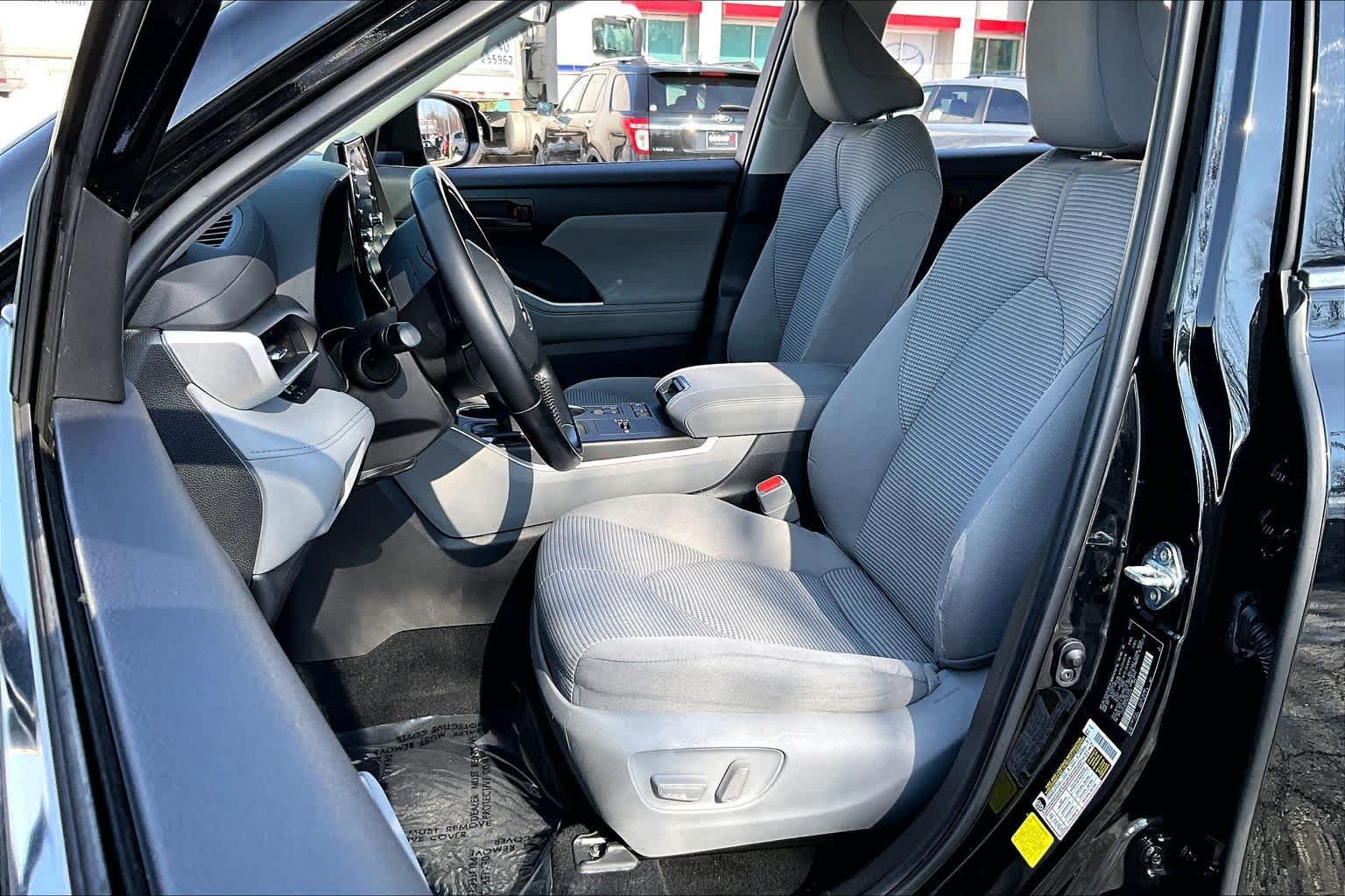 Used 2022 Toyota Highlander LE FWD image 8