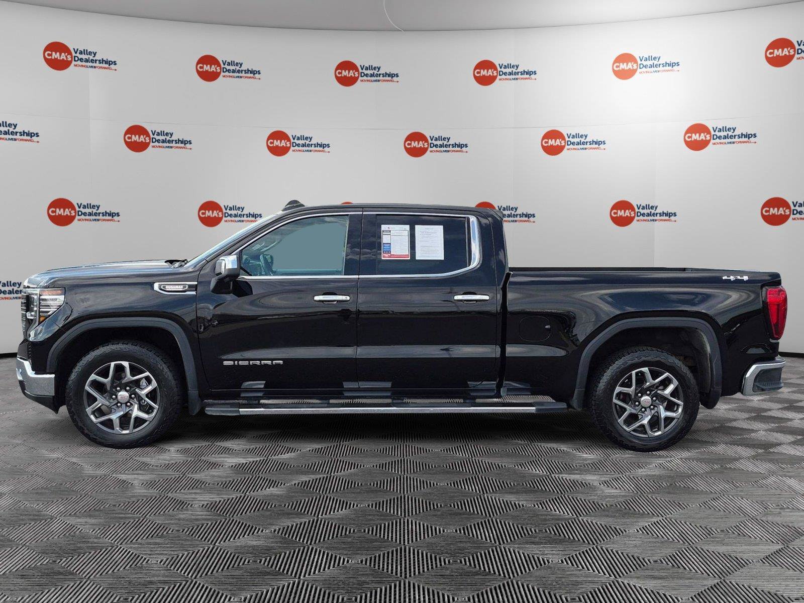 Used 2023 GMC Sierra 1500 SLT w/ SLT Premium Plus Package AWD/4WD image 2