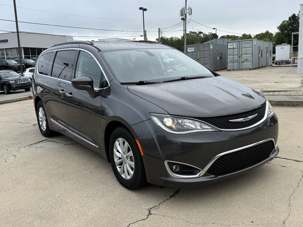 Used 2017 Chrysler Pacifica Touring-L image 4