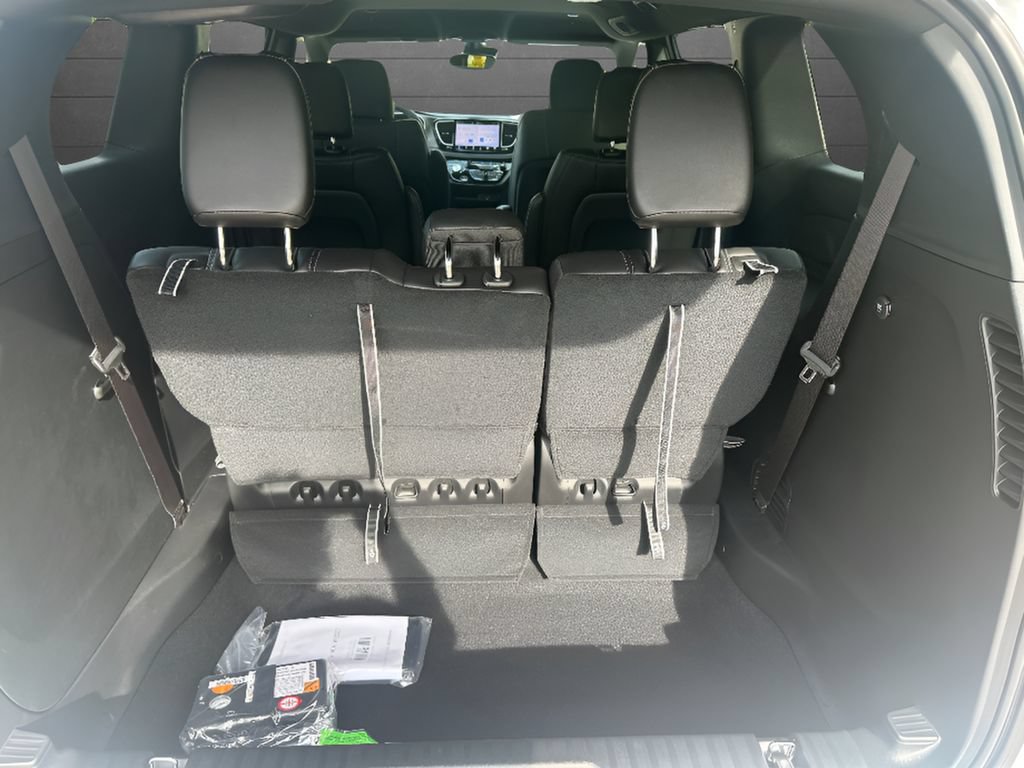 New 2027 Chrysler Pacifica Select FWD image 10
