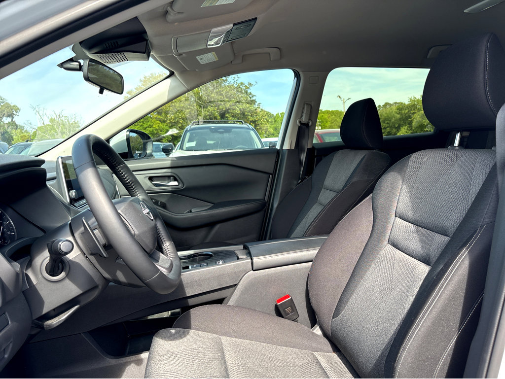 Used 2025 Nissan Rogue SV image 17