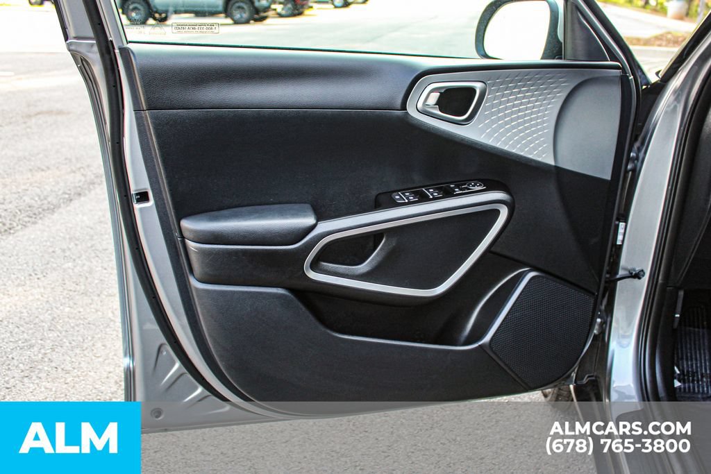 Used 2025 Kia Soul LX w/ LX Technology Package FWD image 34