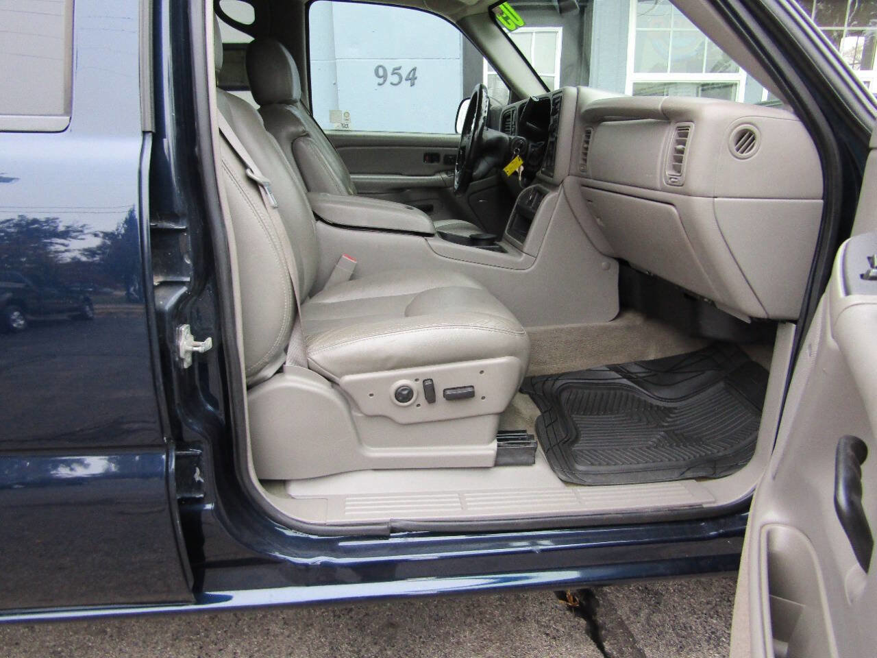 Used 2005 GMC Sierra 3500 SLT w/ Heavy-Duty Power Package image 10