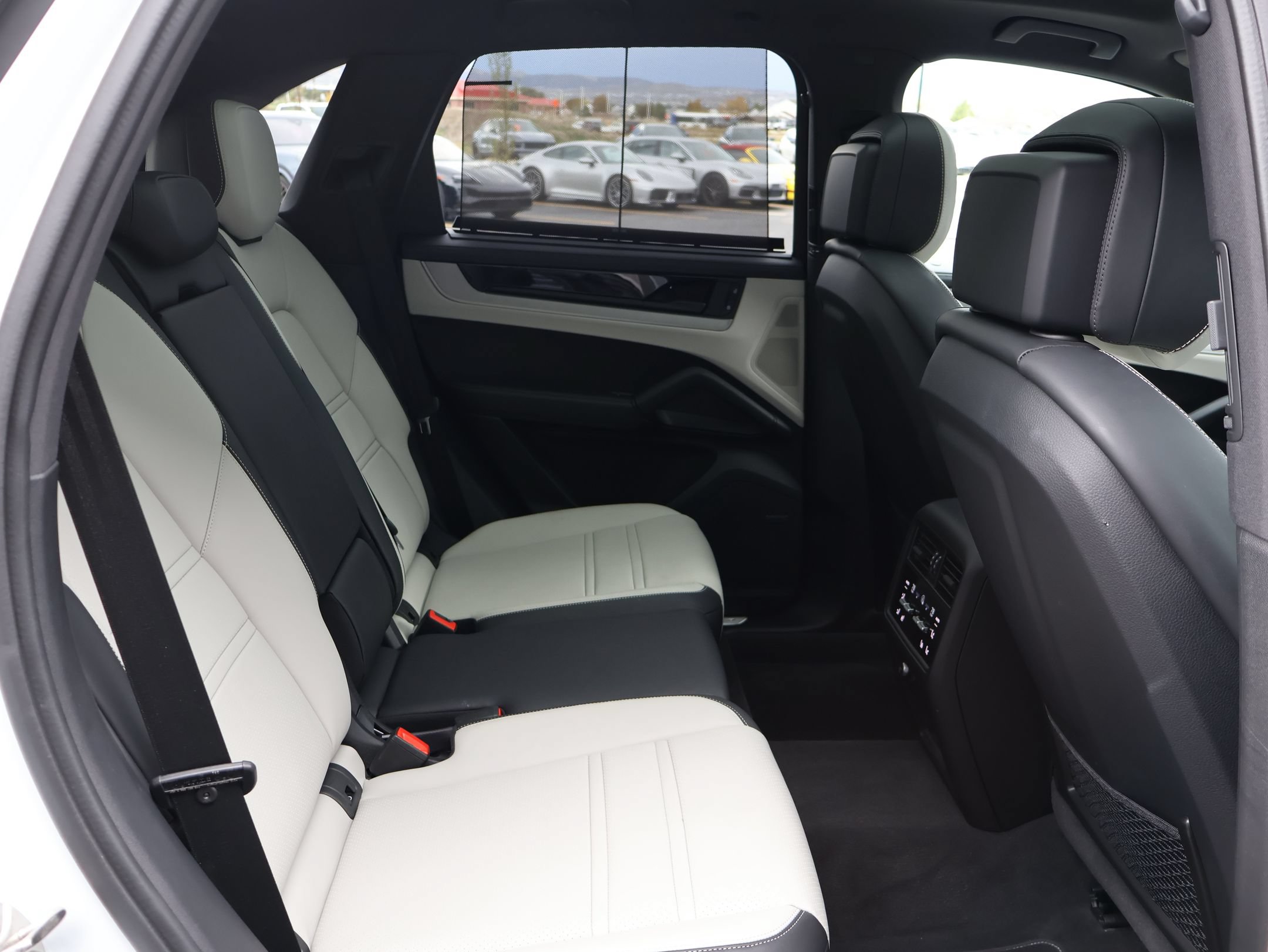 Certified 2025 Porsche Cayenne AWD/4WD image 29