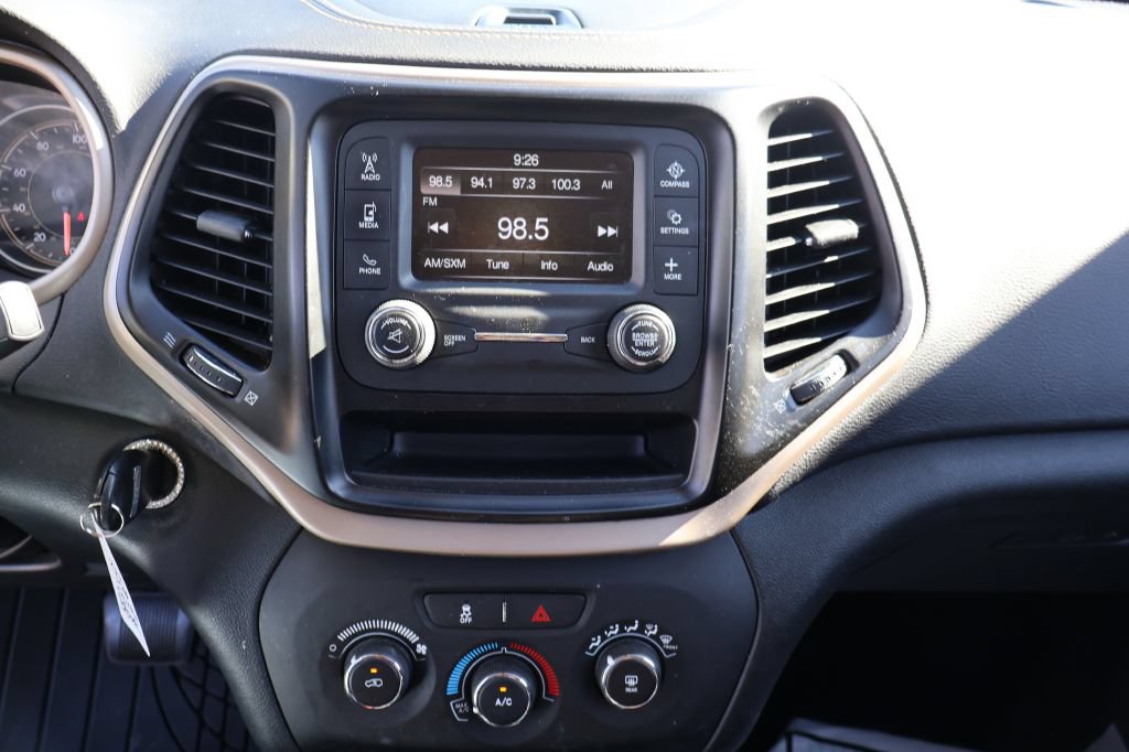 Used 2018 Jeep Cherokee Latitude FWD image 30