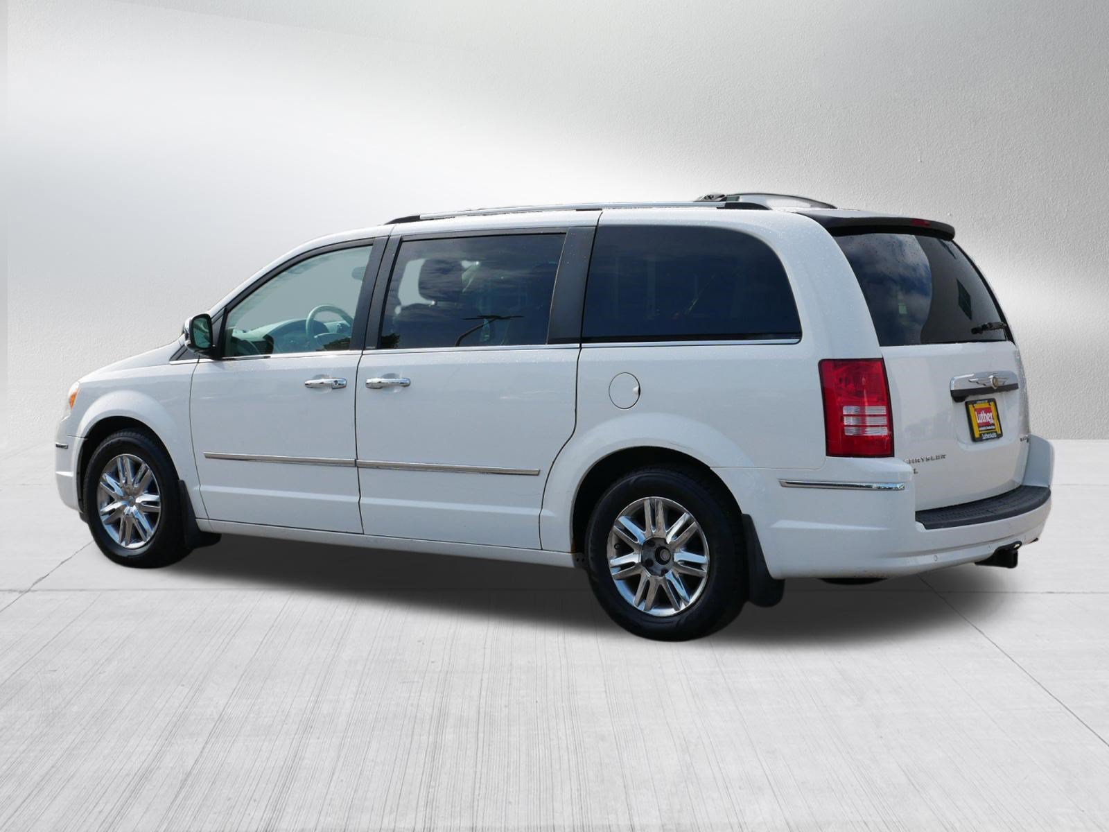 Used 2010 Chrysler Town & Country Limited FWD image 5
