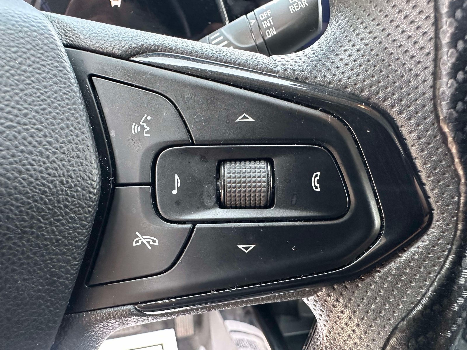 Used 2025 Chevrolet Trax LT FWD image 14