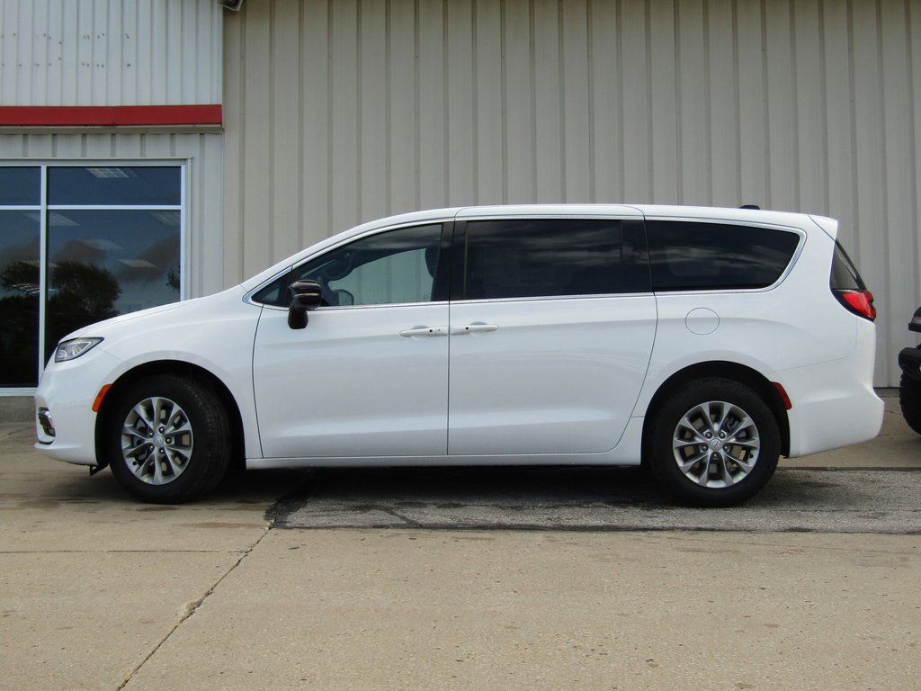 New 2026 Chrysler Pacifica Select image 11