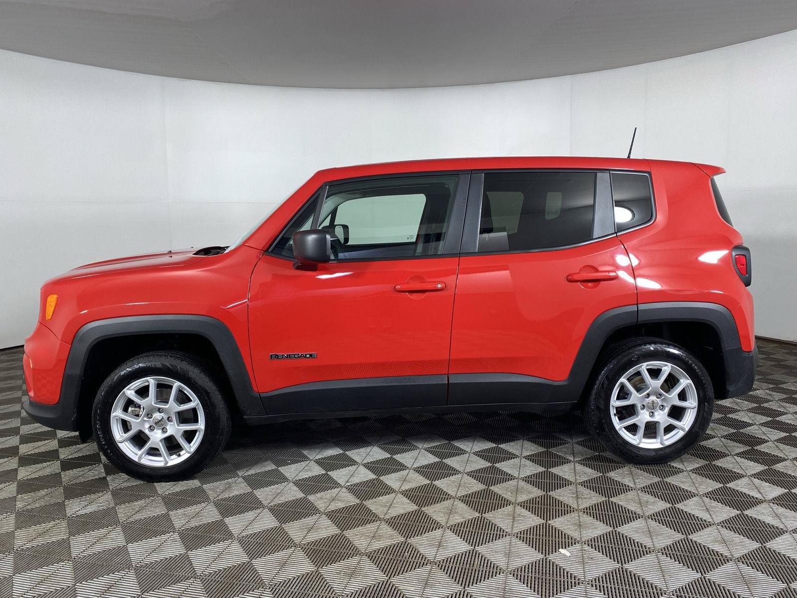 Used 2023 Jeep Renegade Latitude AWD/4WD image 4