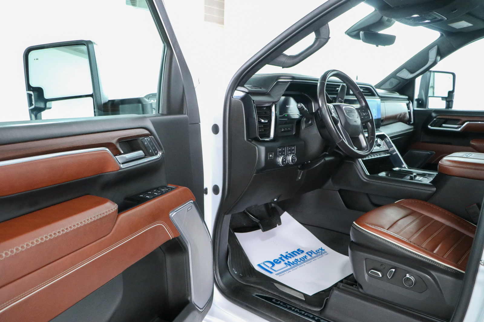 Used 2024 GMC Sierra 2500 Denali Ultimate AWD/4WD image 3