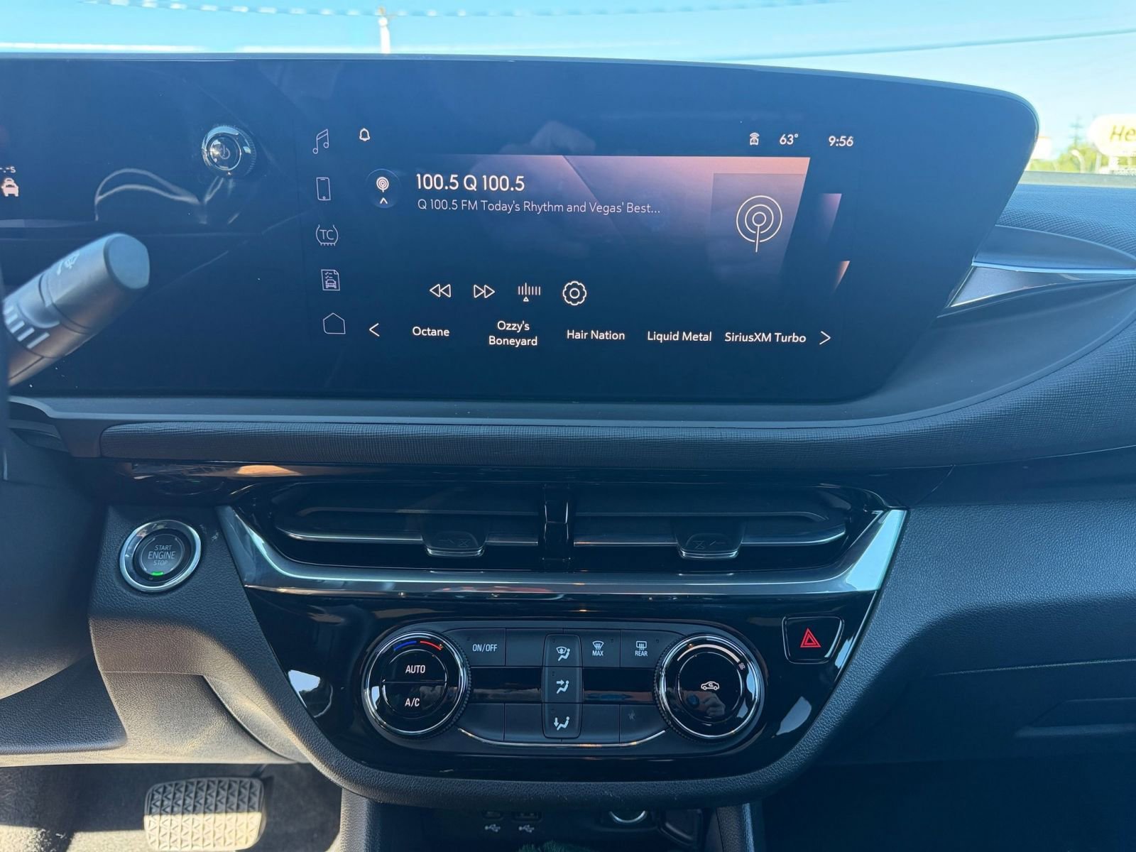 Used 2025 Buick Envista Sport Touring image 17