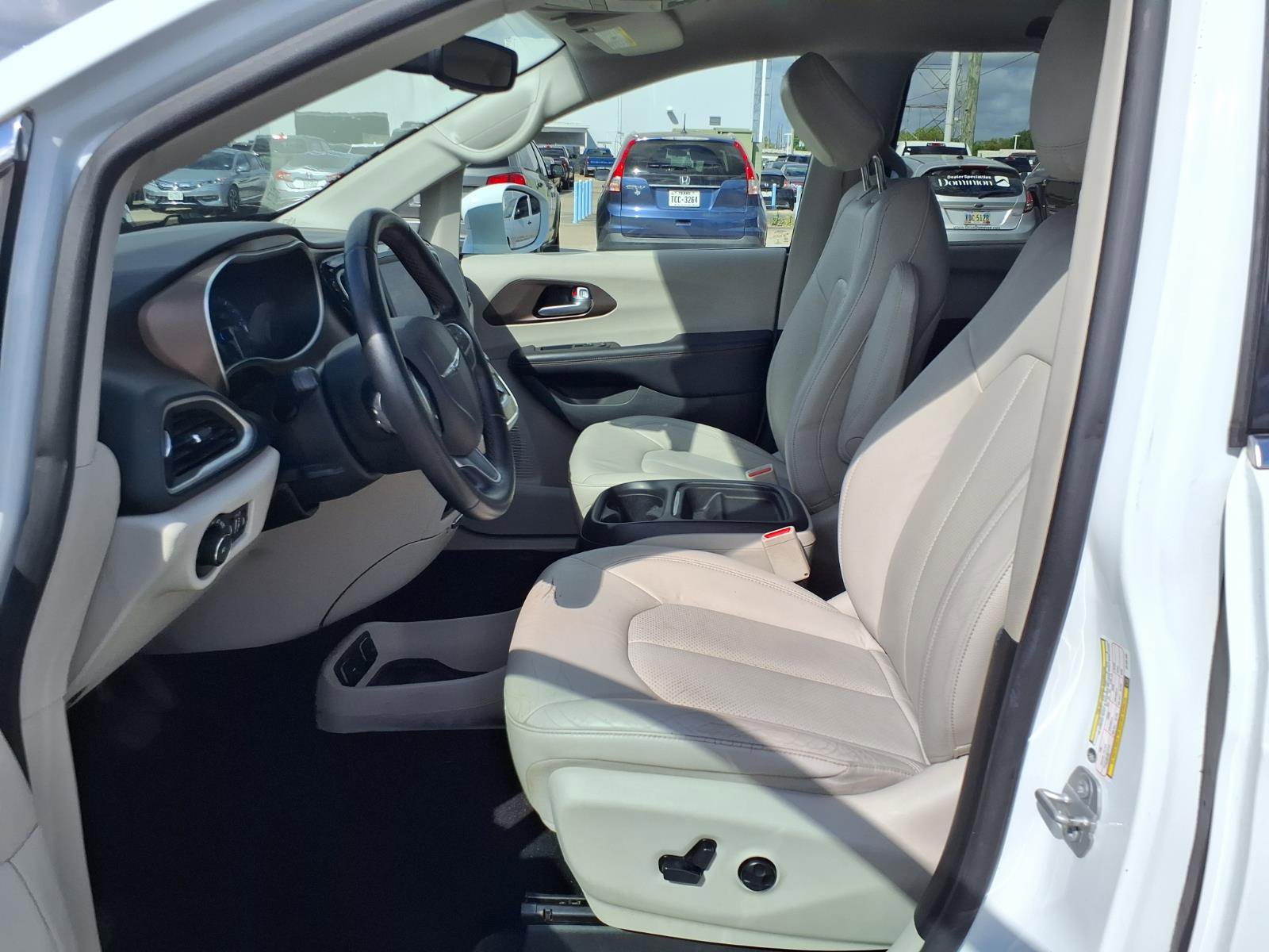 Used 2018 Chrysler Pacifica Touring-L image 17