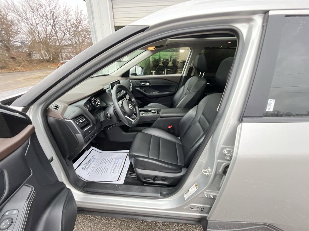 Used 2023 Nissan Rogue SV w/ SV Premium B Package image 11