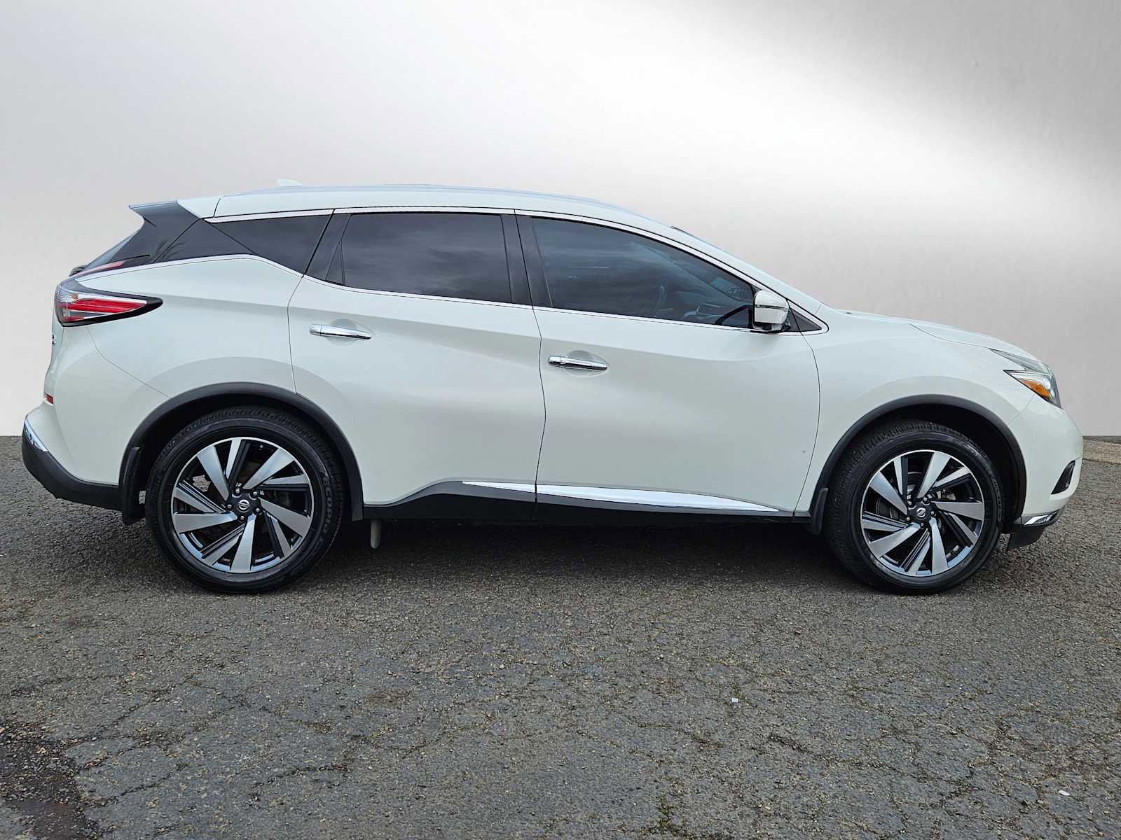 Used 2016 Nissan Murano Platinum image 2