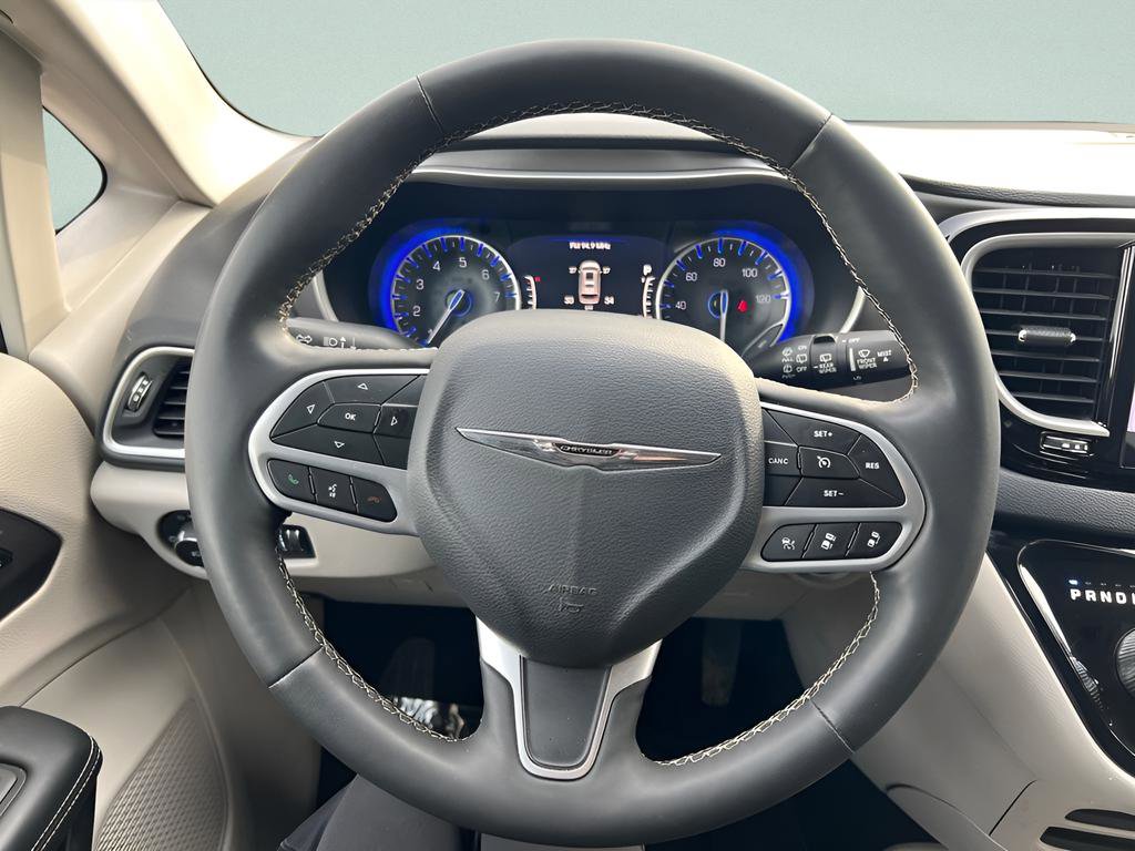 Used 2023 Chrysler Pacifica Touring-L image 14