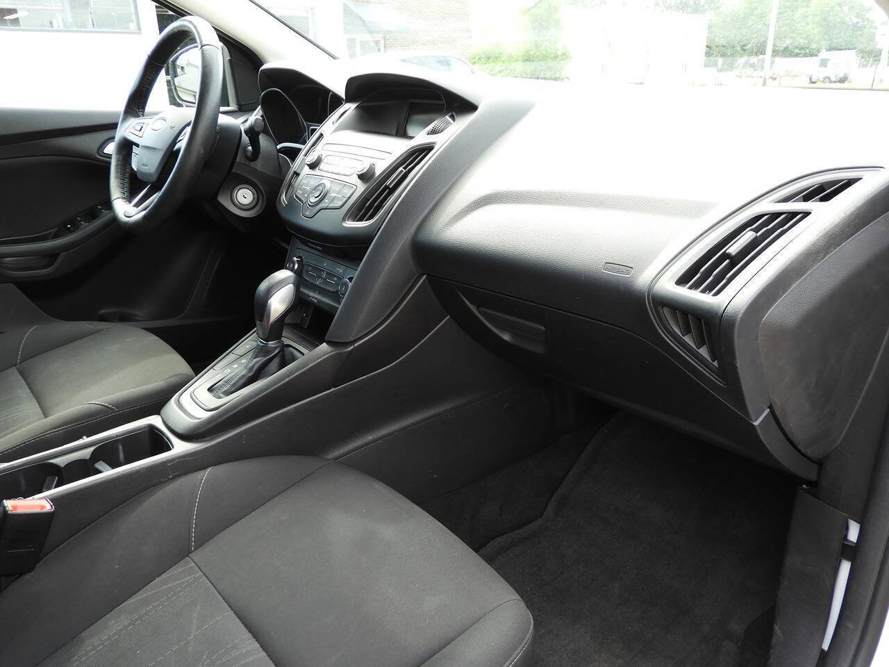 Used 2018 Ford Focus SE w/ Cold Weather Package FWD image 29