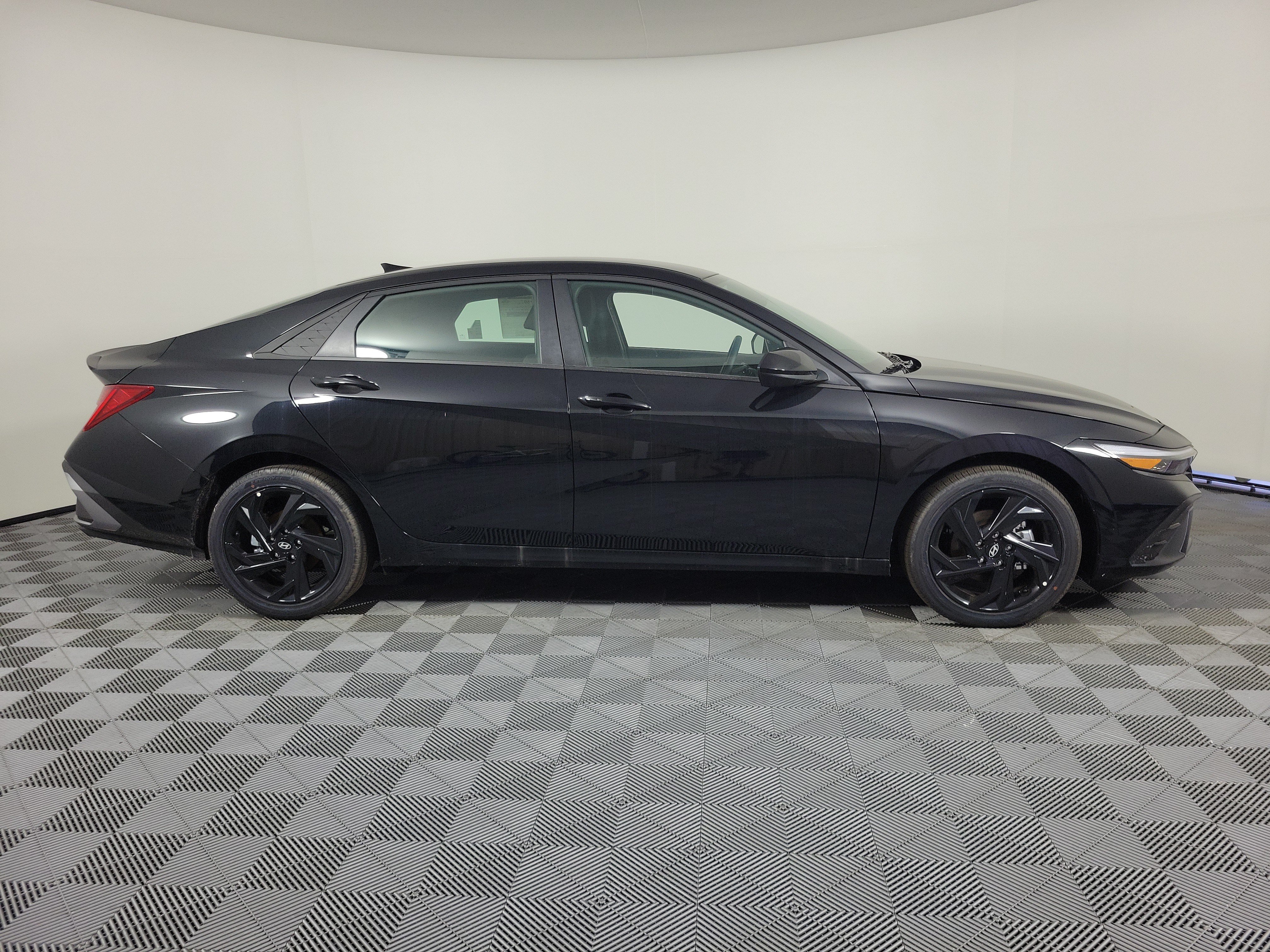 New 2026 Hyundai Elantra SEL FWD image 2