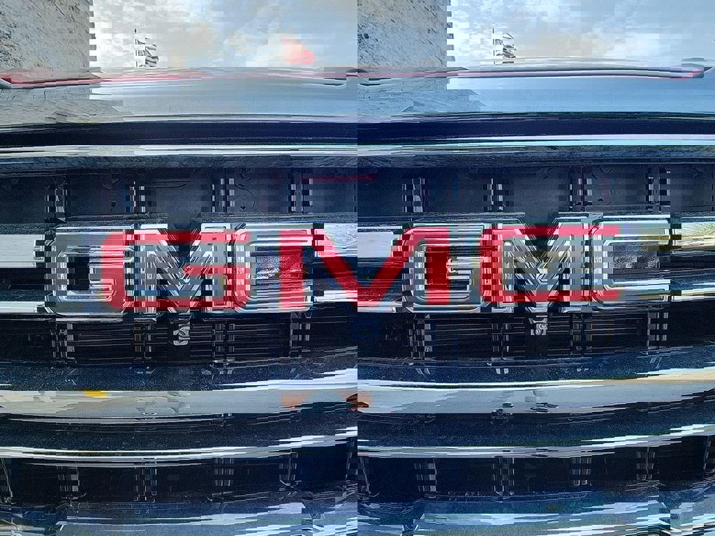 Used 2024 GMC Yukon SLT w/ SLT Premium Package image 31