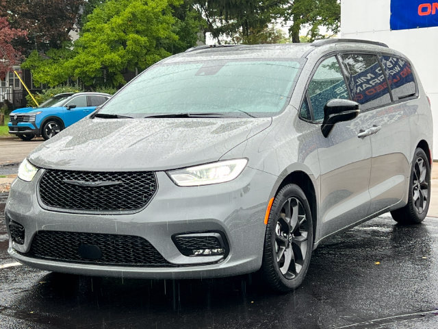 Used 2025 Chrysler Pacifica Limited FWD image 52
