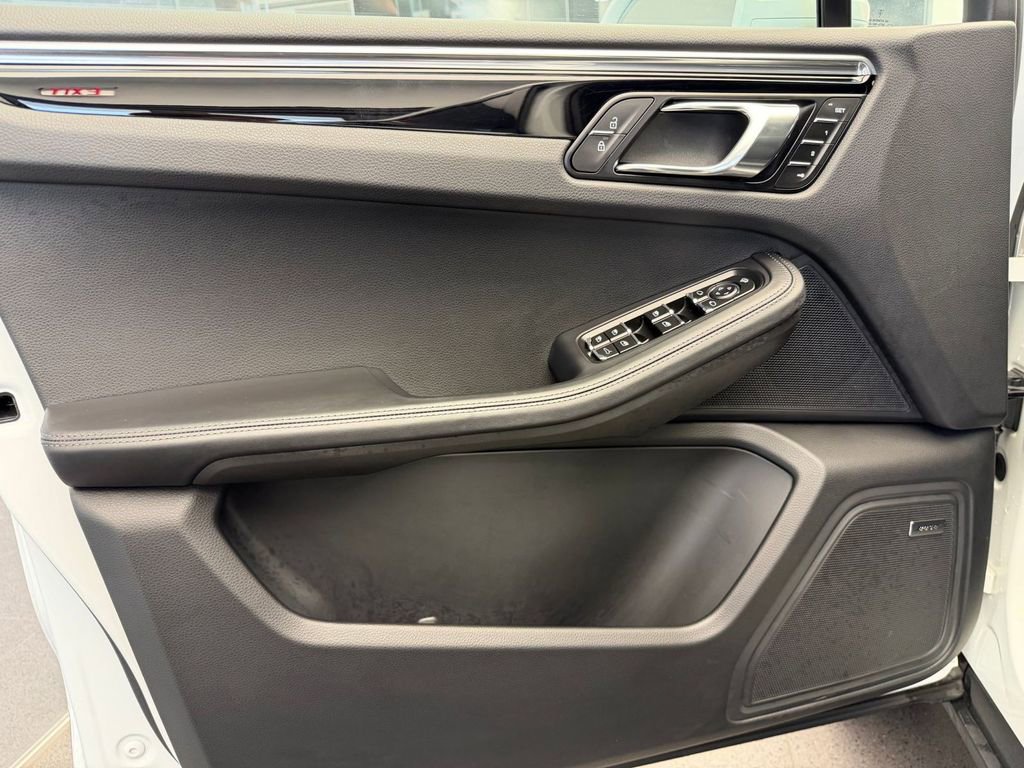 Used 2026 Porsche Macan AWD/4WD image 23