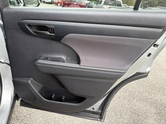 Certified 2025 Toyota Highlander LE FWD image 19