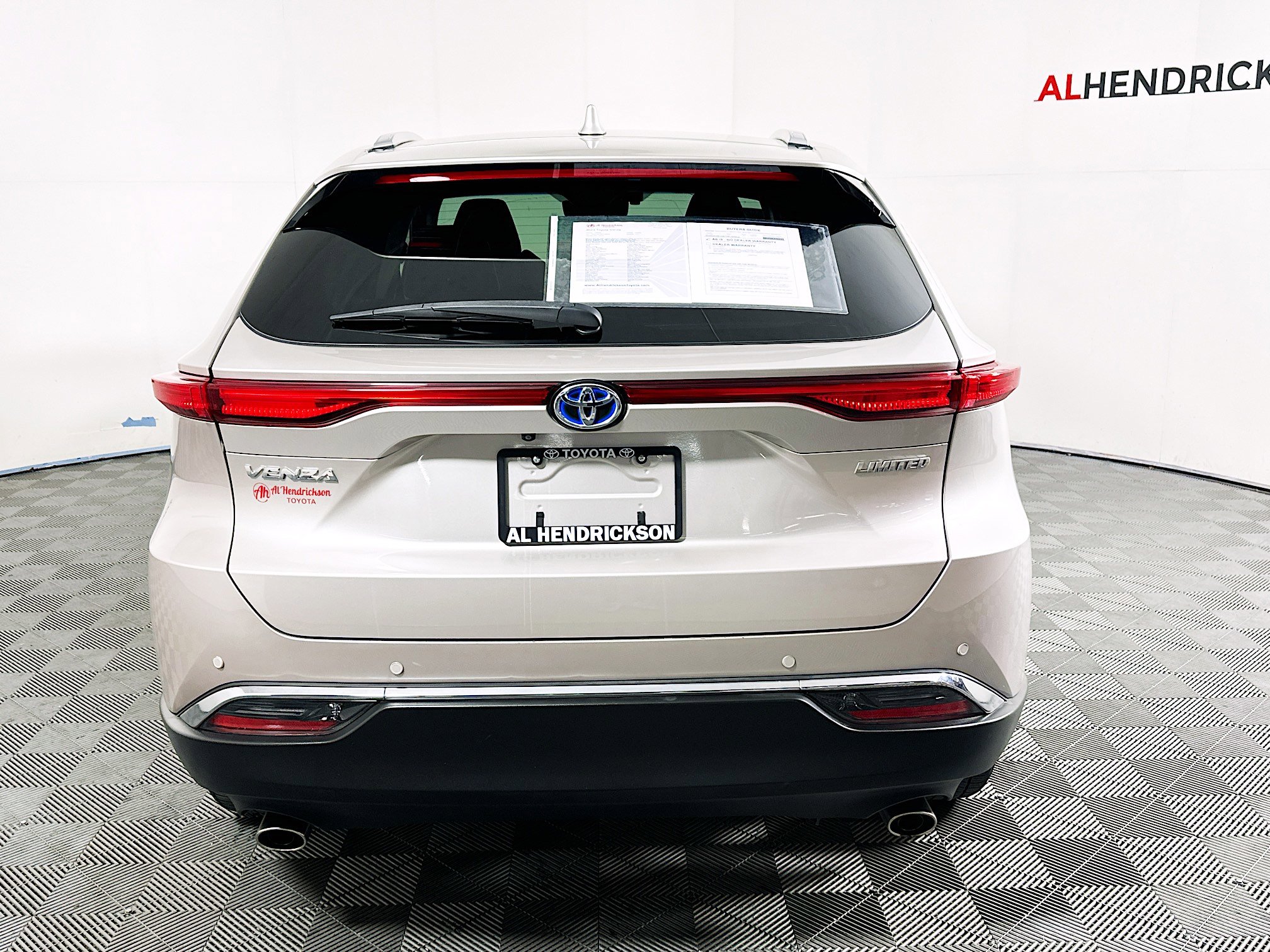 Used 2023 Toyota Venza LE image 4