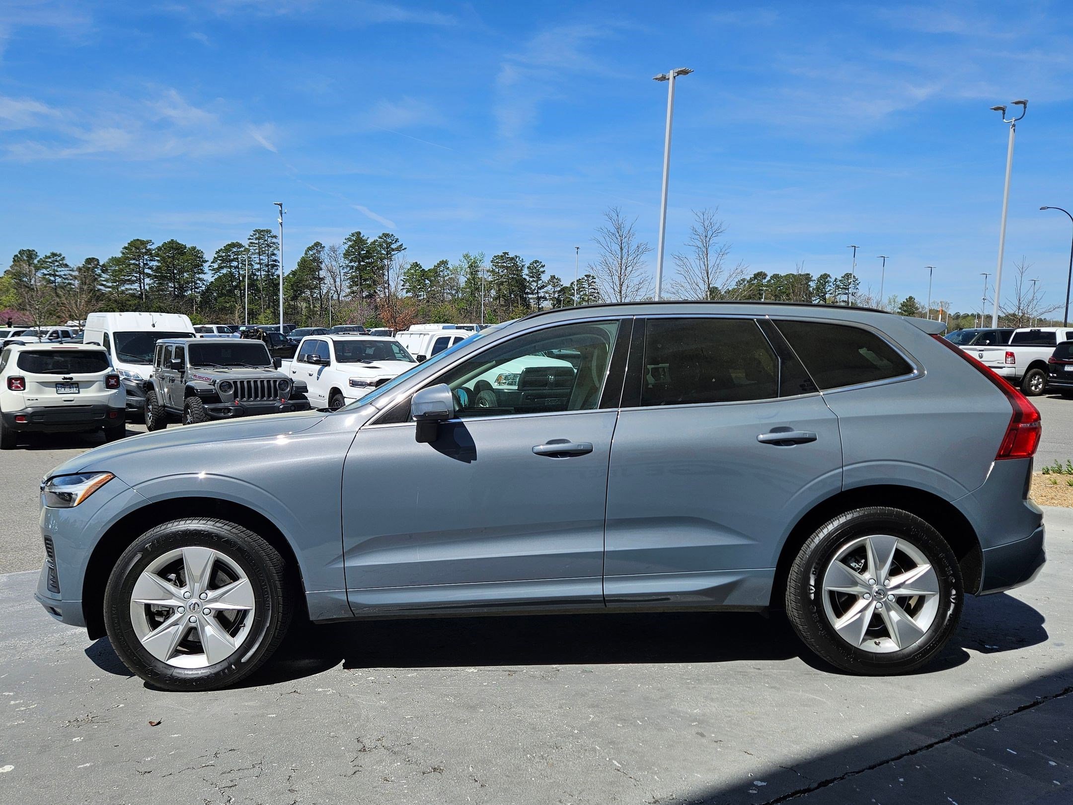 Used 2022 Volvo XC60 B5 Momentum image 4
