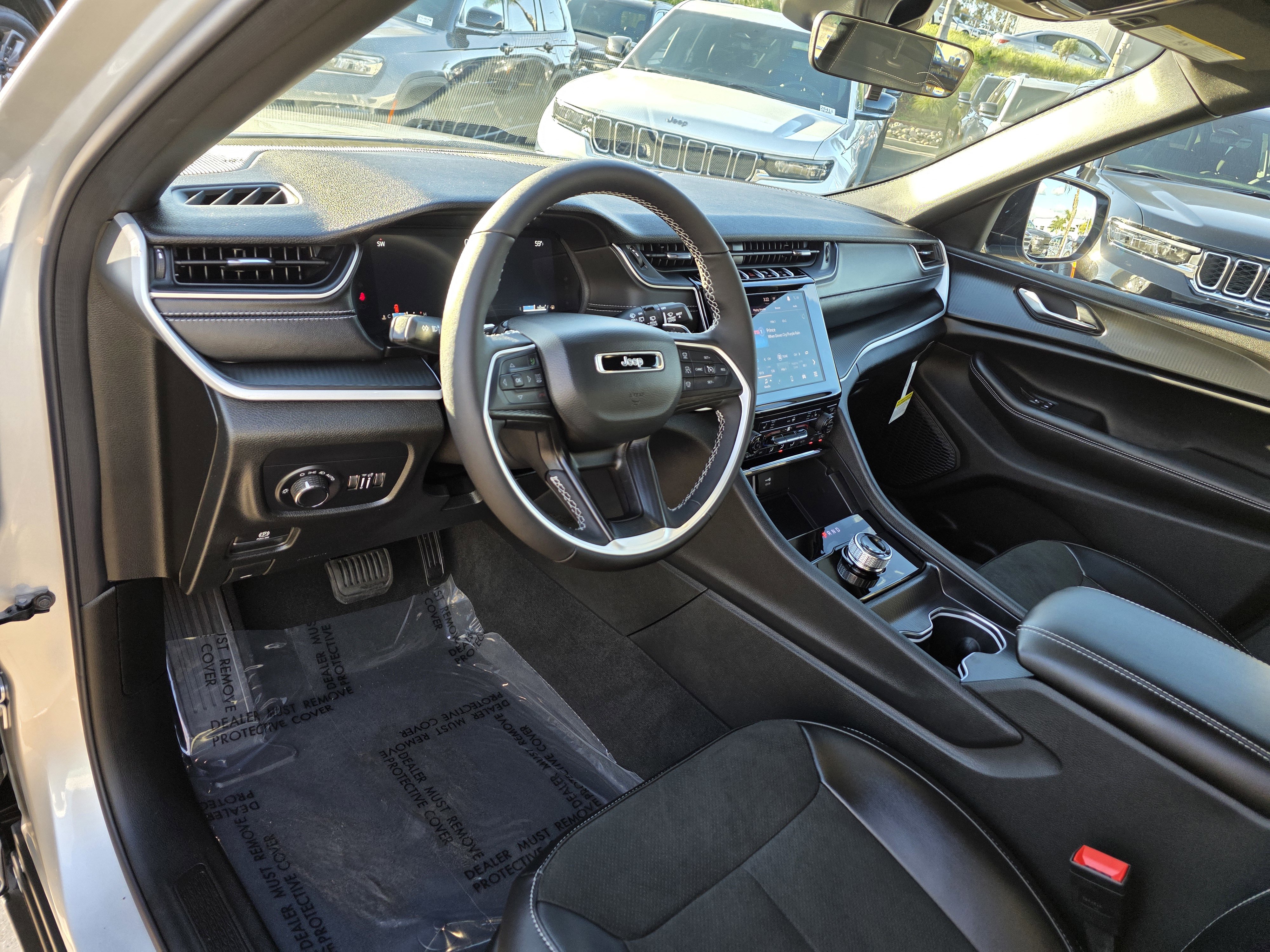 New 2025 Jeep Grand Cherokee Altitude image 10