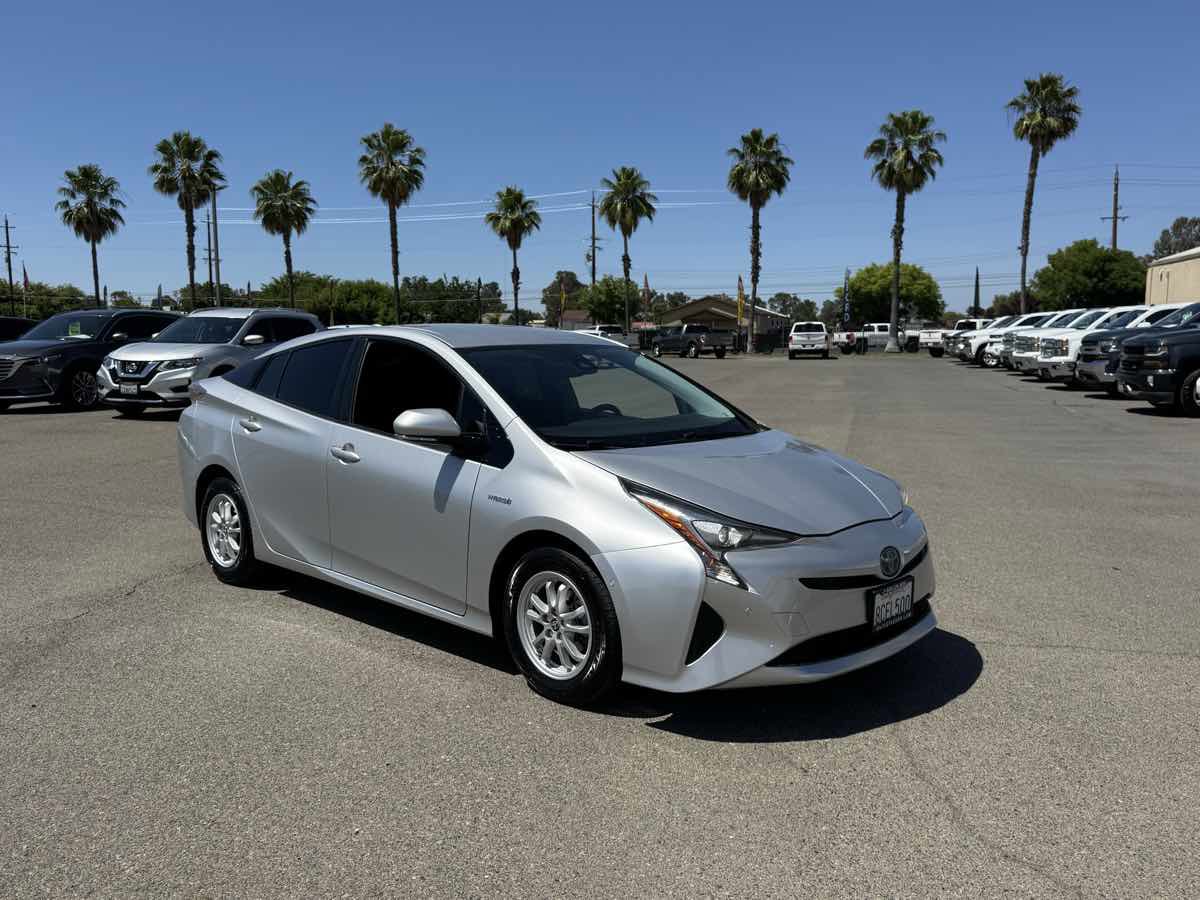 Used 2017 Toyota Prius Two w/ Prius Two Safety Plus Package FWD image 2
