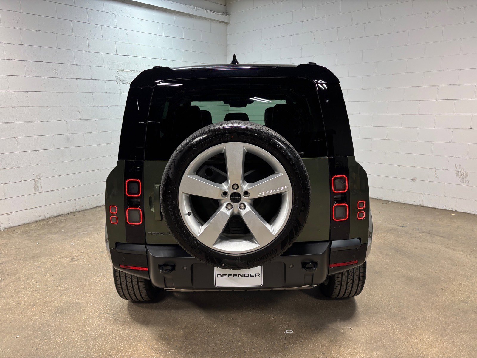 Used 2026 Land Rover Defender 110 X-Dynamic SE AWD/4WD image 8