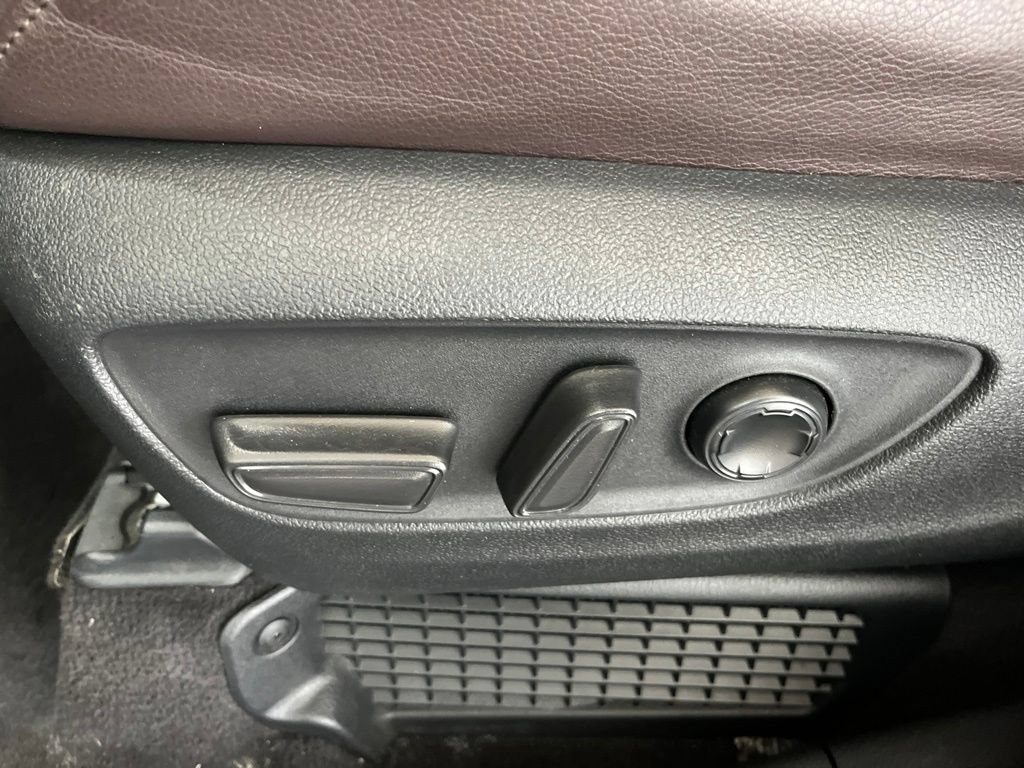 Used 2023 Toyota Sienna Platinum AWD/4WD image 24