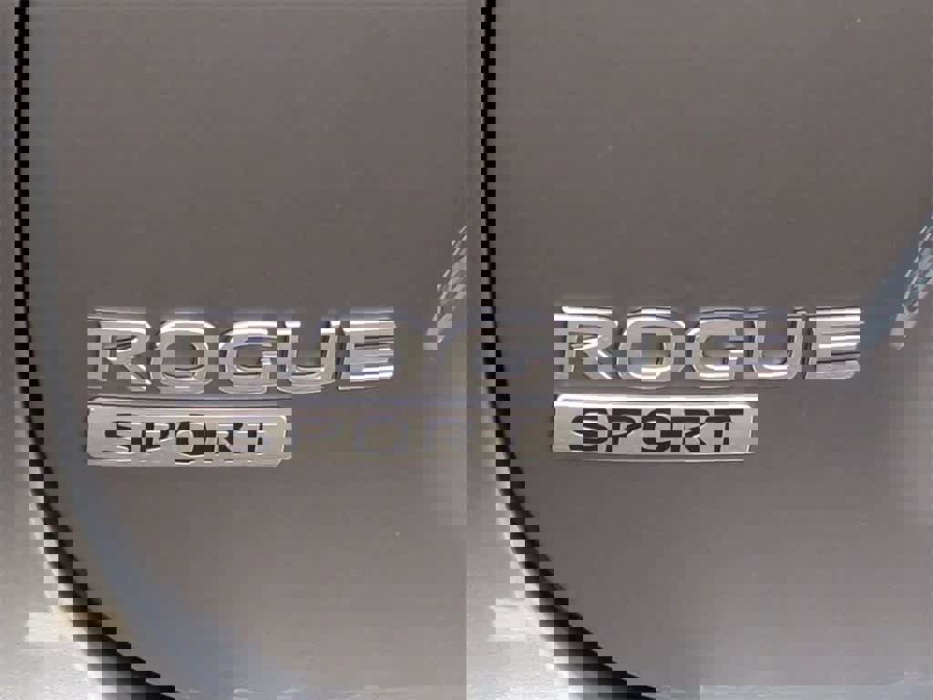 Used 2022 Nissan Rogue Sport SV w/ Technology Package image 12