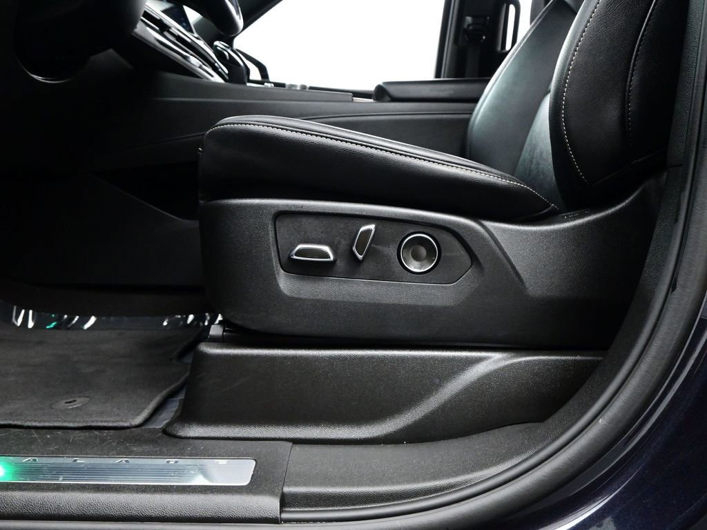 Used 2024 Cadillac Escalade Luxury RWD image 18