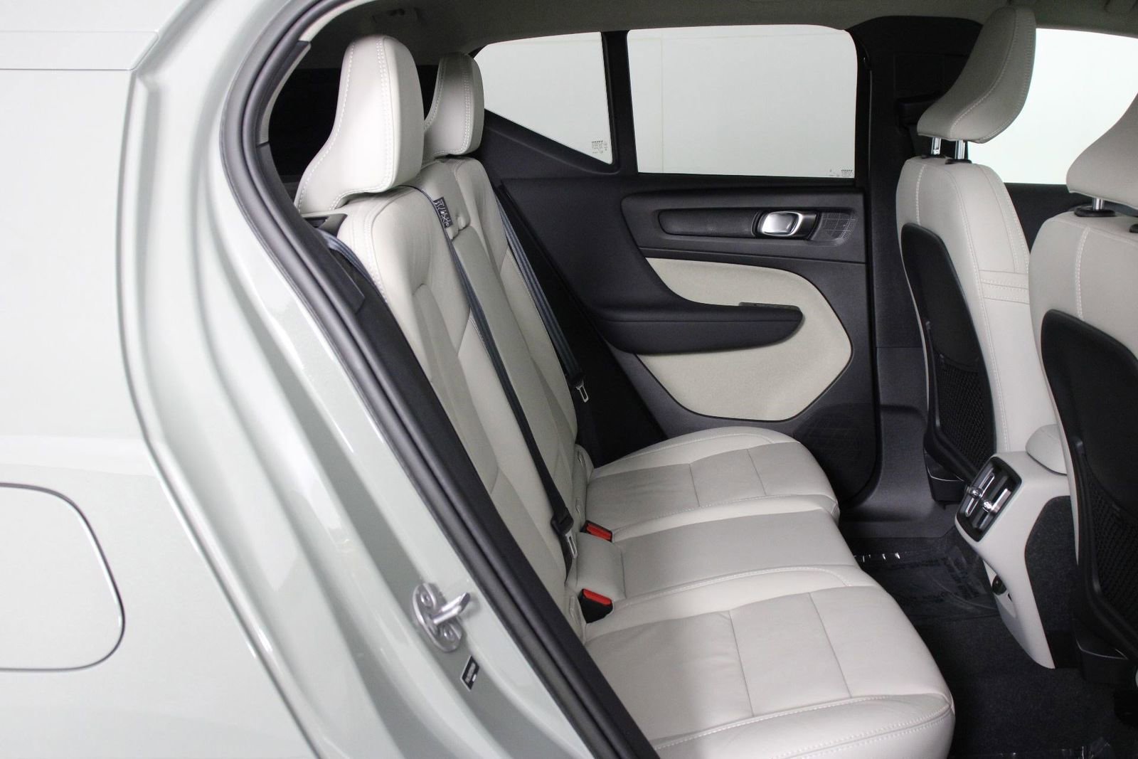 Certified 2023 Volvo XC40 B5 Ultimate w/ Protection Package Premier AWD/4WD image 30