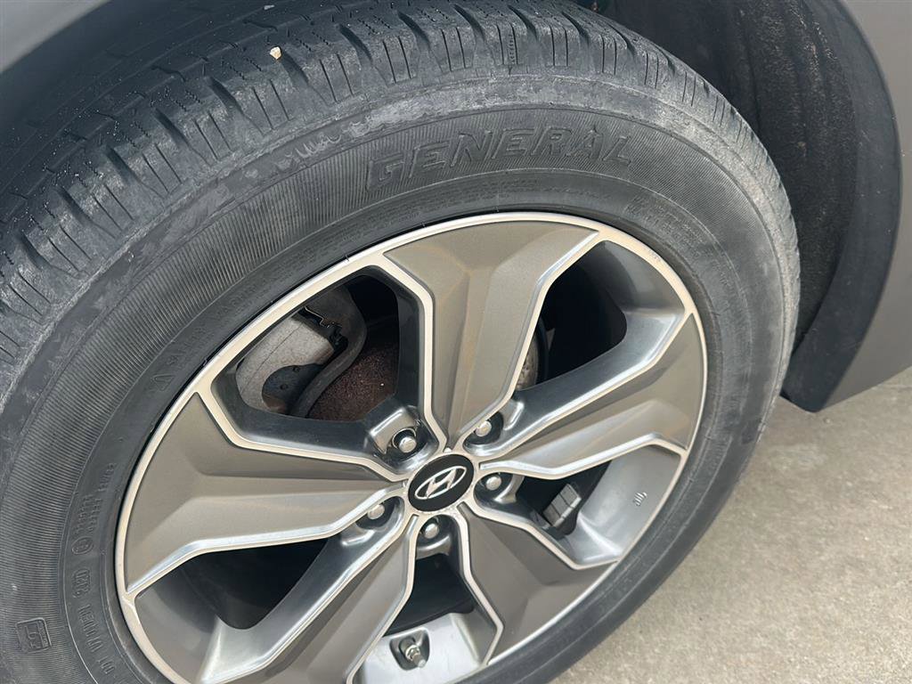 Used 2015 Hyundai Santa Fe GLS image 16