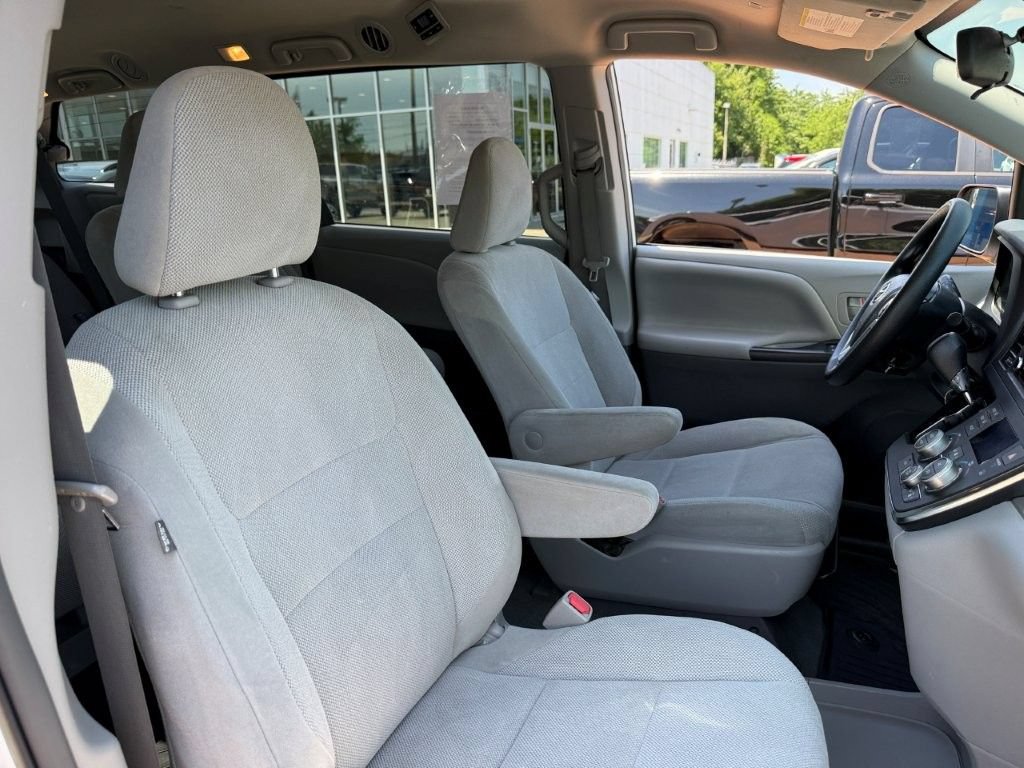 Used 2019 Toyota Sienna L FWD image 20