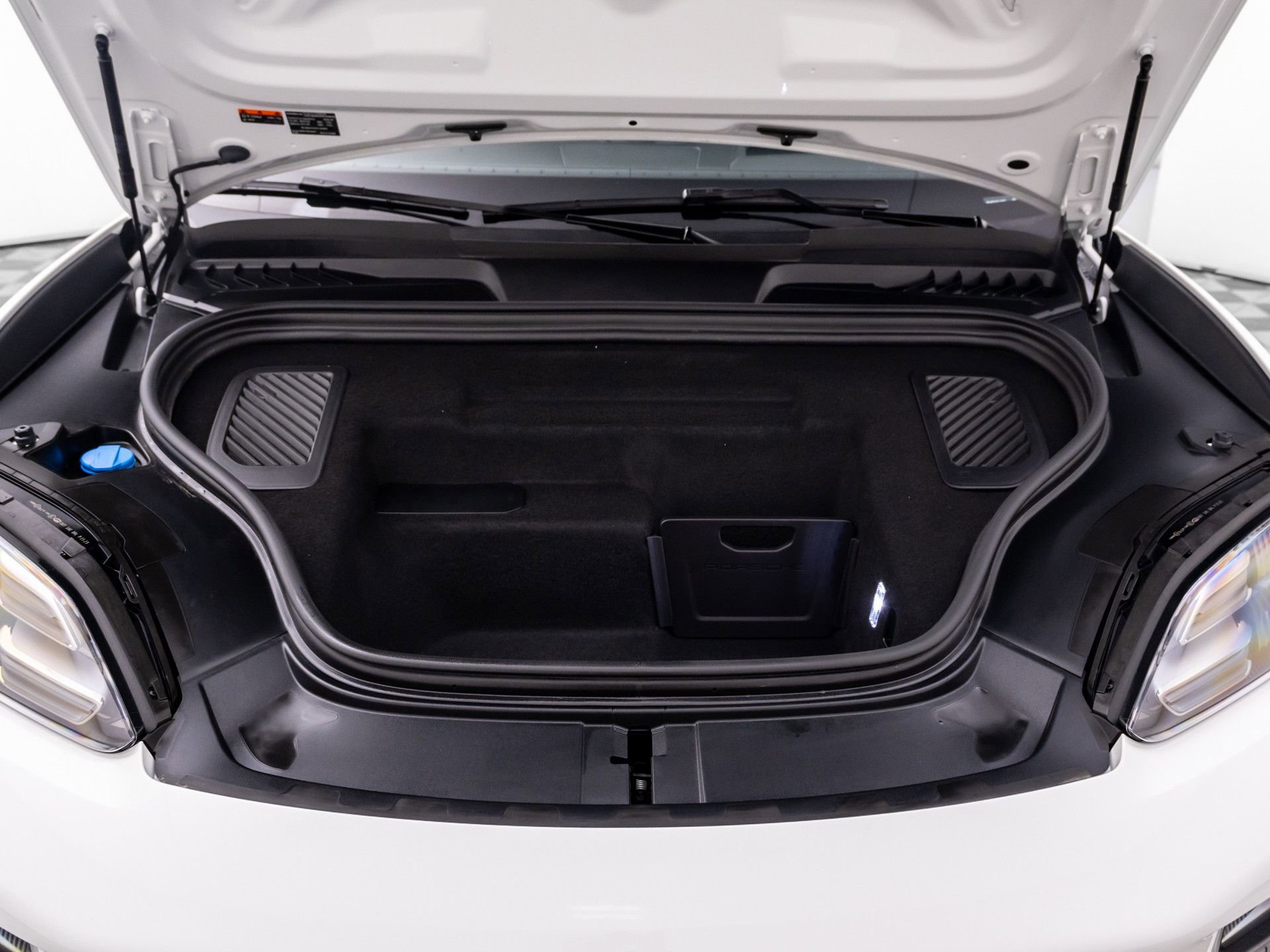 Certified 2025 Porsche Macan 4S Electric image 34
