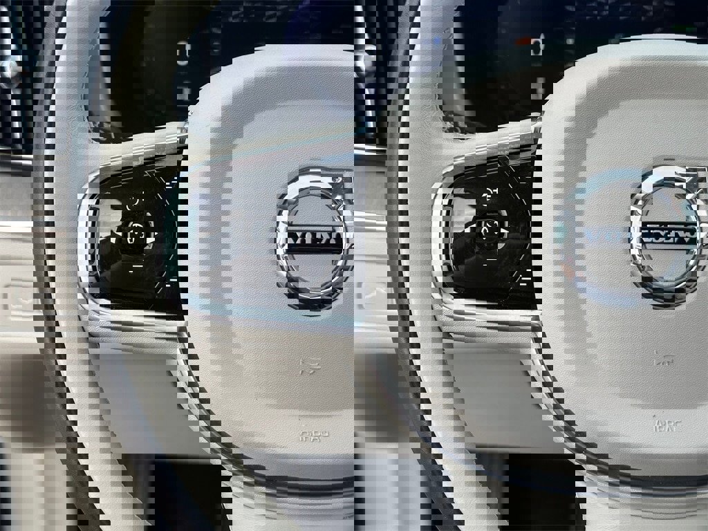 Used 2023 Volvo XC60 T8 Plus image 11