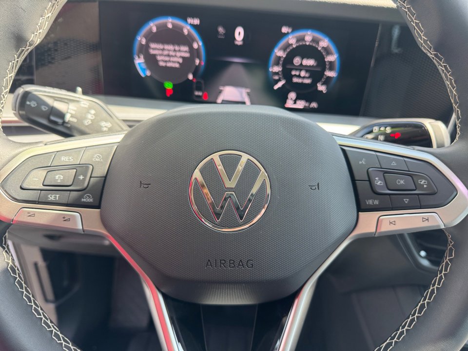 Used 2025 Volkswagen Tiguan SE image 37