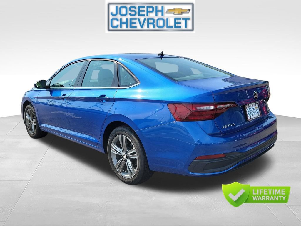 Used 2024 Volkswagen Jetta SE FWD image 3