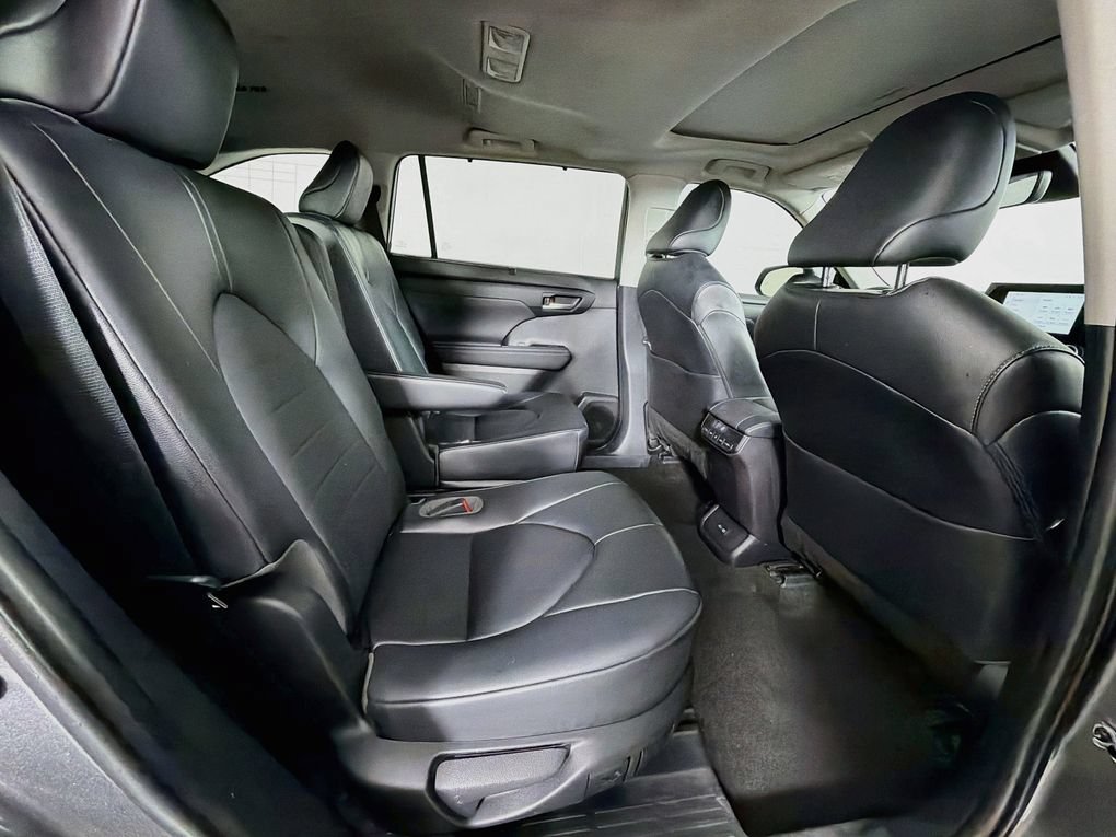 Used 2023 Toyota Highlander XLE FWD image 28