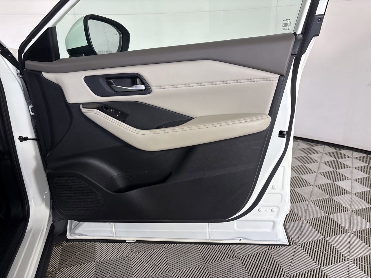 Used 2023 Nissan Rogue SL w/ SL Premium Package image 29